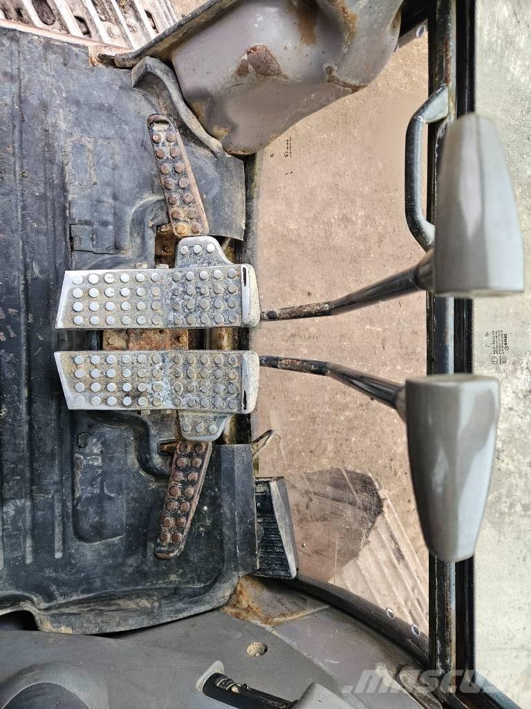 Hitachi ZX 200 LC حفارات زحافة