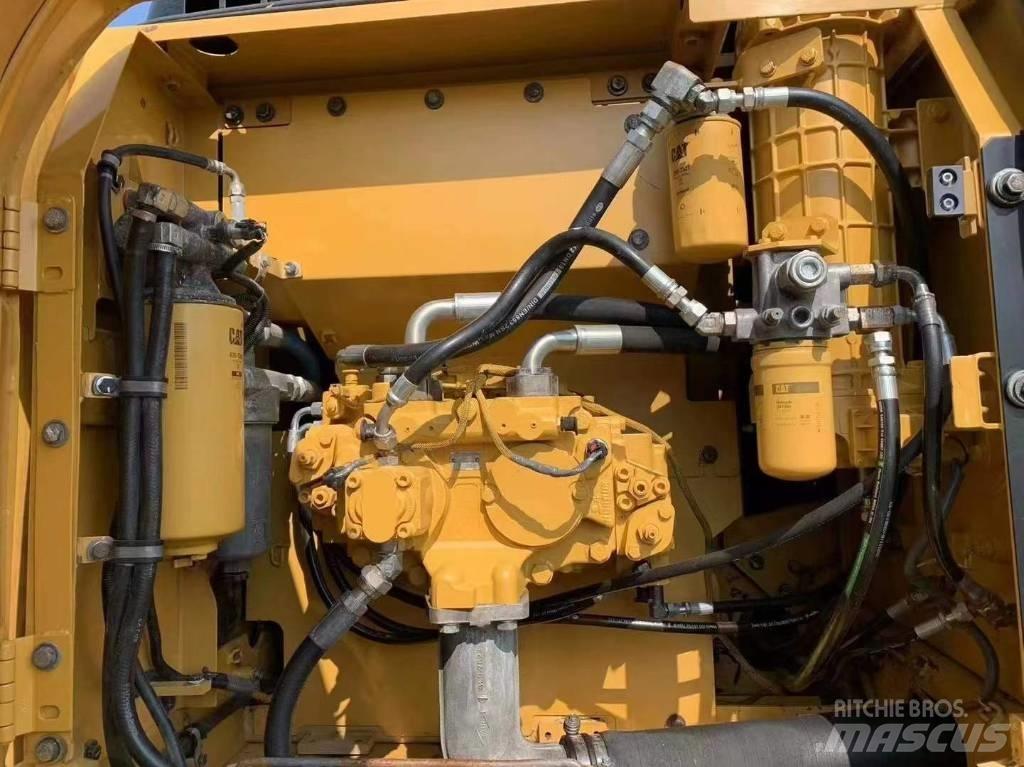 CAT 323 D حفارات زحافة