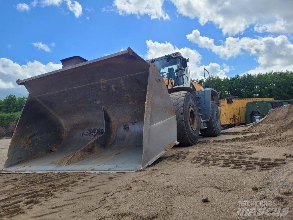 Liebherr L 586 لوادر بعجل