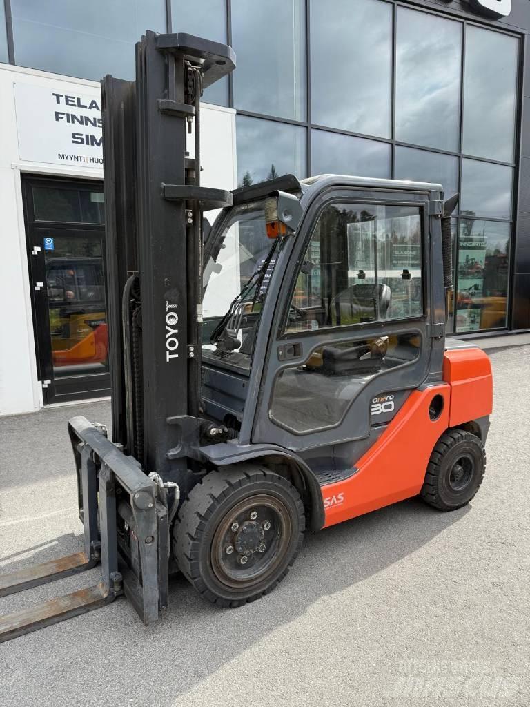 Toyota 02-8 FDF 30 شاحنات الديزل