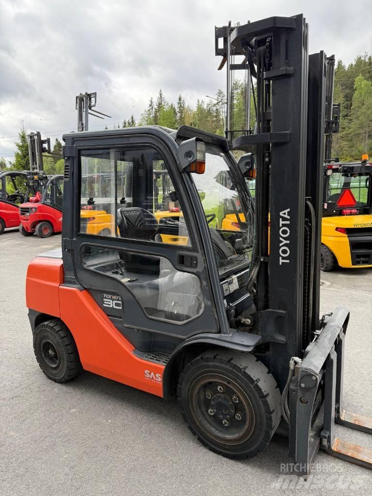 Toyota 02-8 FDF 30 شاحنات الديزل