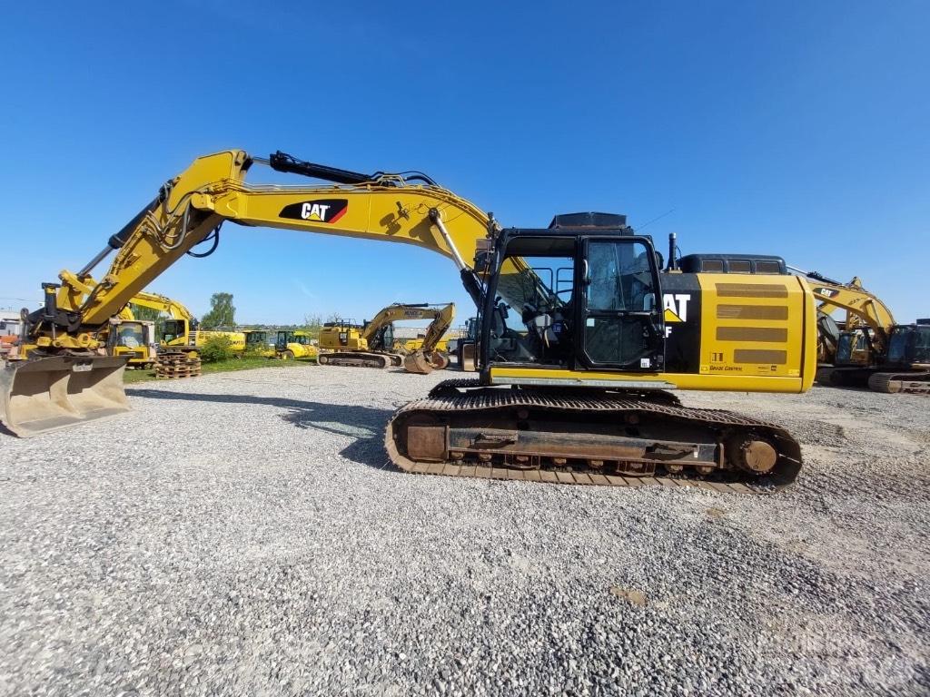 CAT 326 F L حفارات زحافة