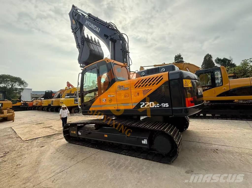 Hyundai R220-9s LC حفارات زحافة