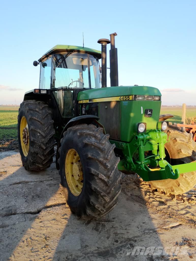 John Deere 4455 الجرارات