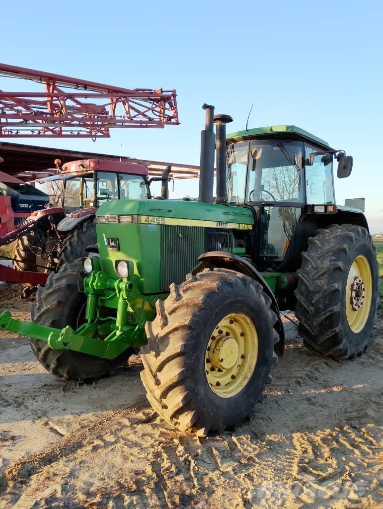 John Deere 4455 الجرارات