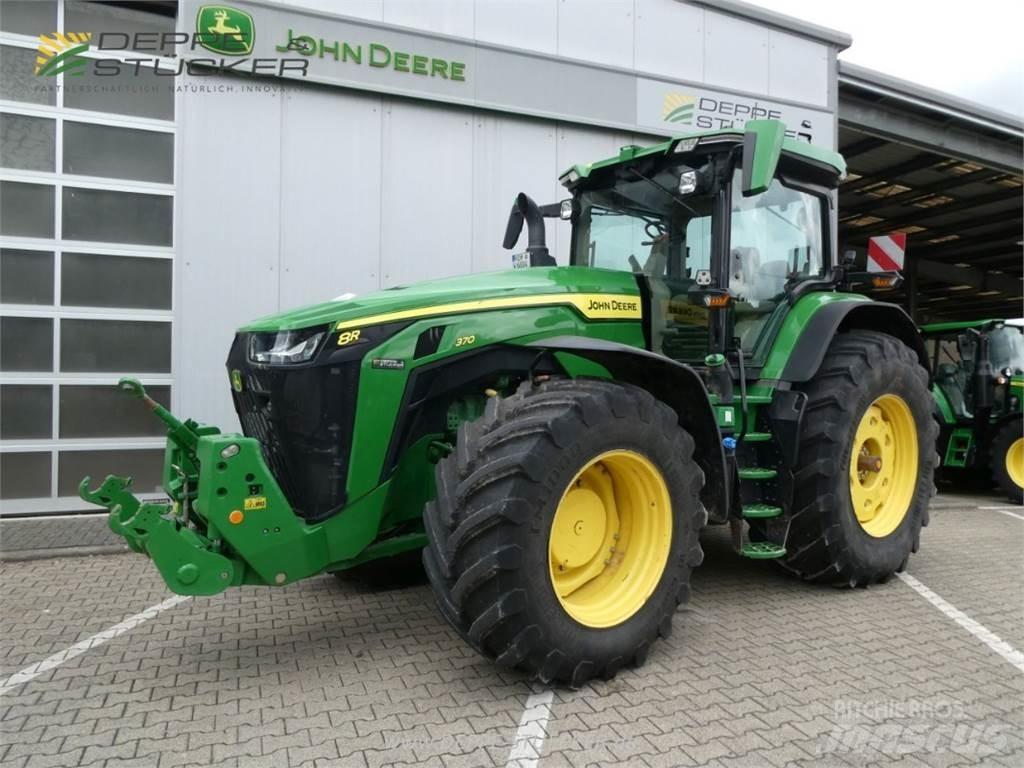 John Deere 8R 370 الجرارات