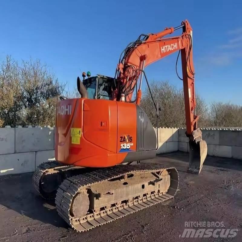 Hitachi ZX 135 حفارات زحافة