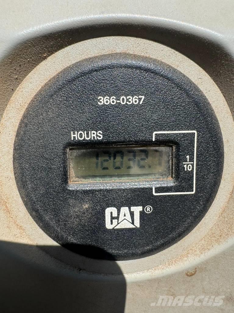 CAT 352 F حفارات زحافة