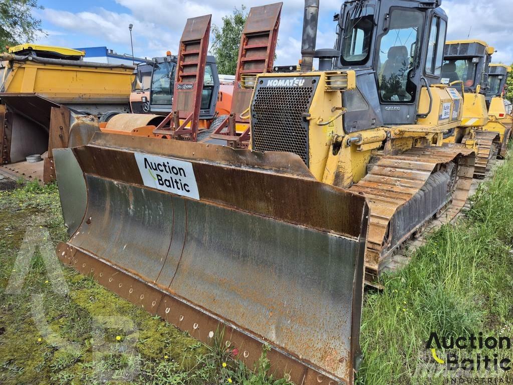 Komatsu D61EX-15 بلدوزرات مجنزرة