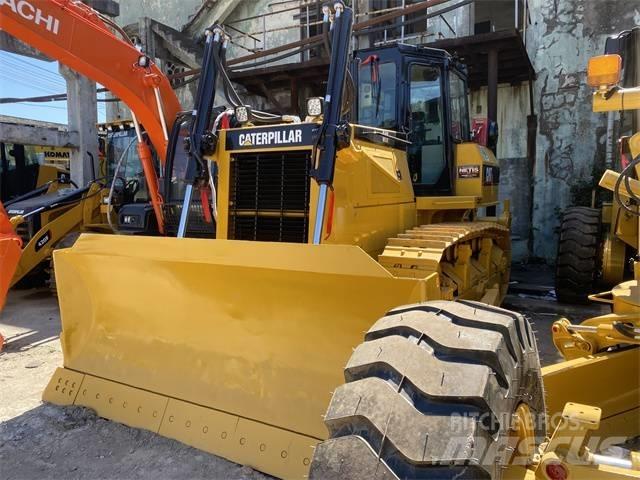 CAT D 6 G بلدوزرات مجنزرة