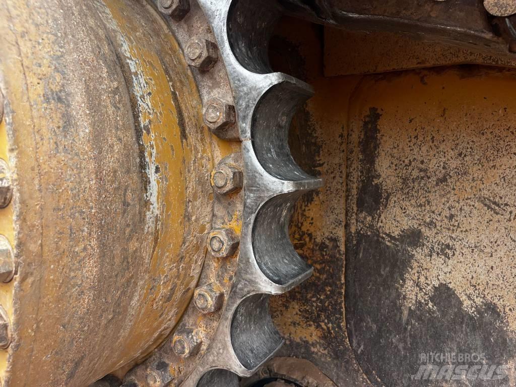 CAT D 10 R بلدوزرات مجنزرة
