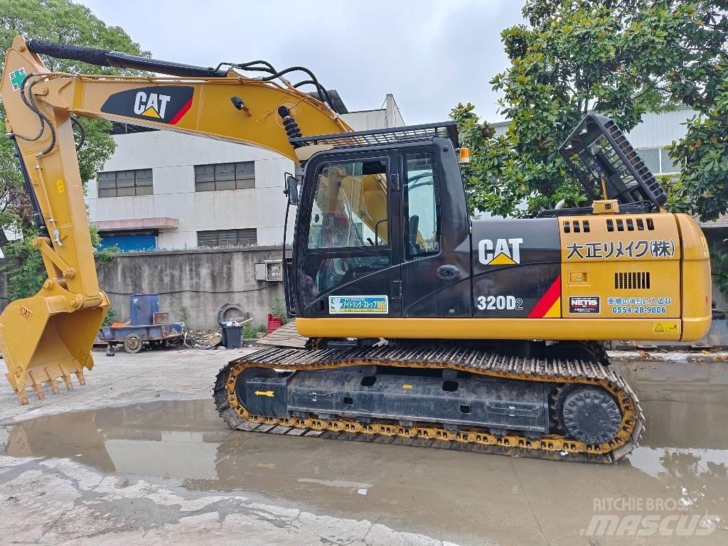 CAT 320 D2 حفارات زحافة