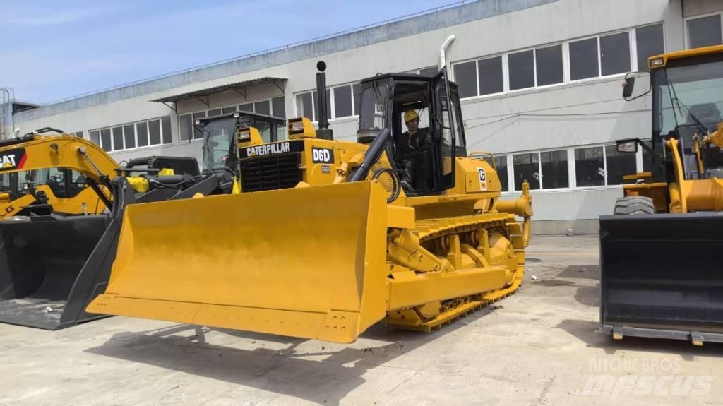 CAT D 6 D بلدوزرات مجنزرة