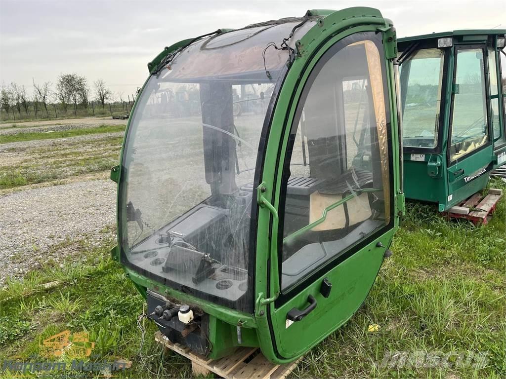 John Deere 1470E كابينة والداخلية