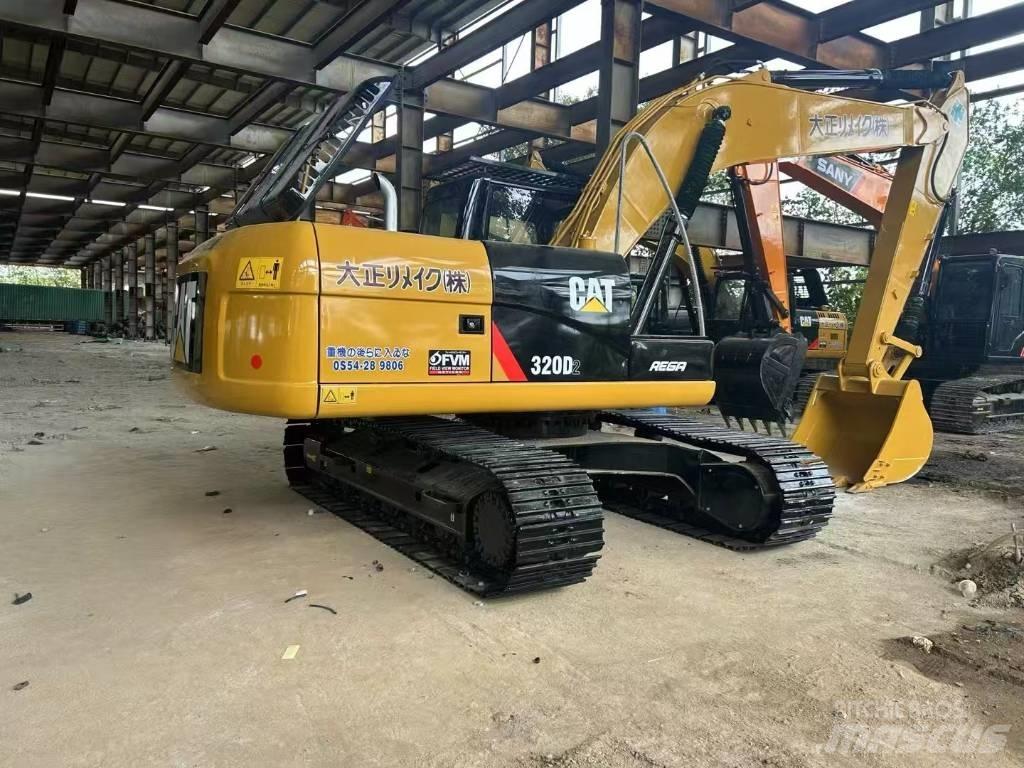 CAT 320 D2 حفارات زحافة
