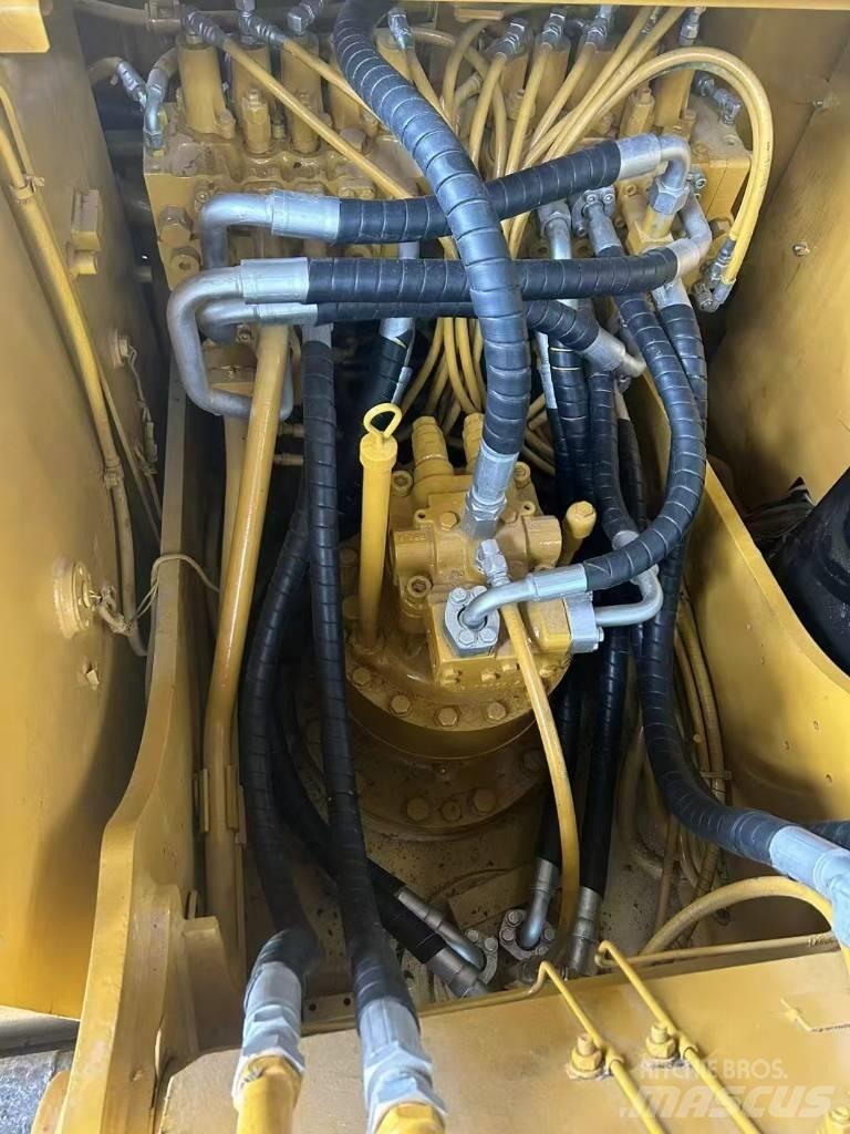 CAT 320 D2 حفارات زحافة