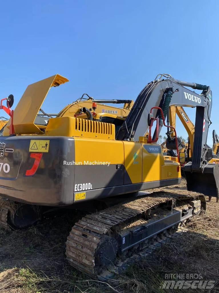 Volvo EC 300 D L حفارات زحافة