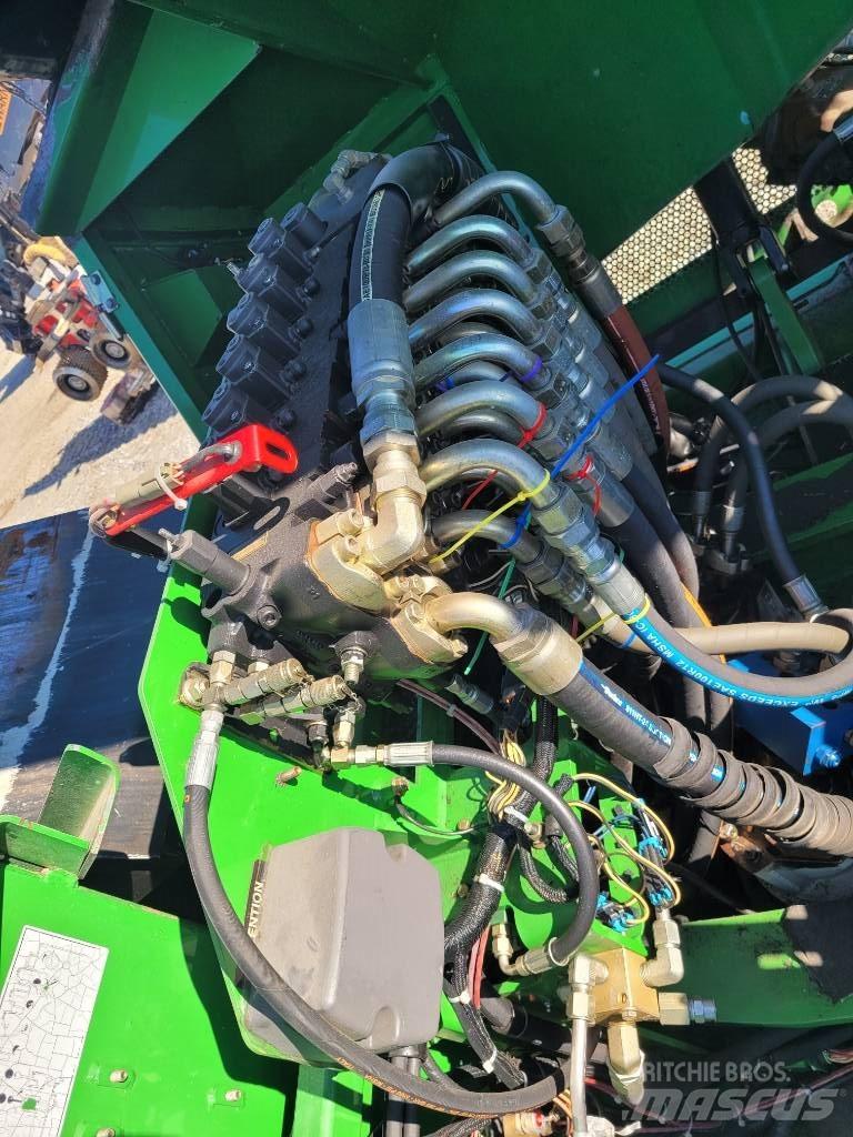 John Deere 853 قاطعات وجامعات الأشجار