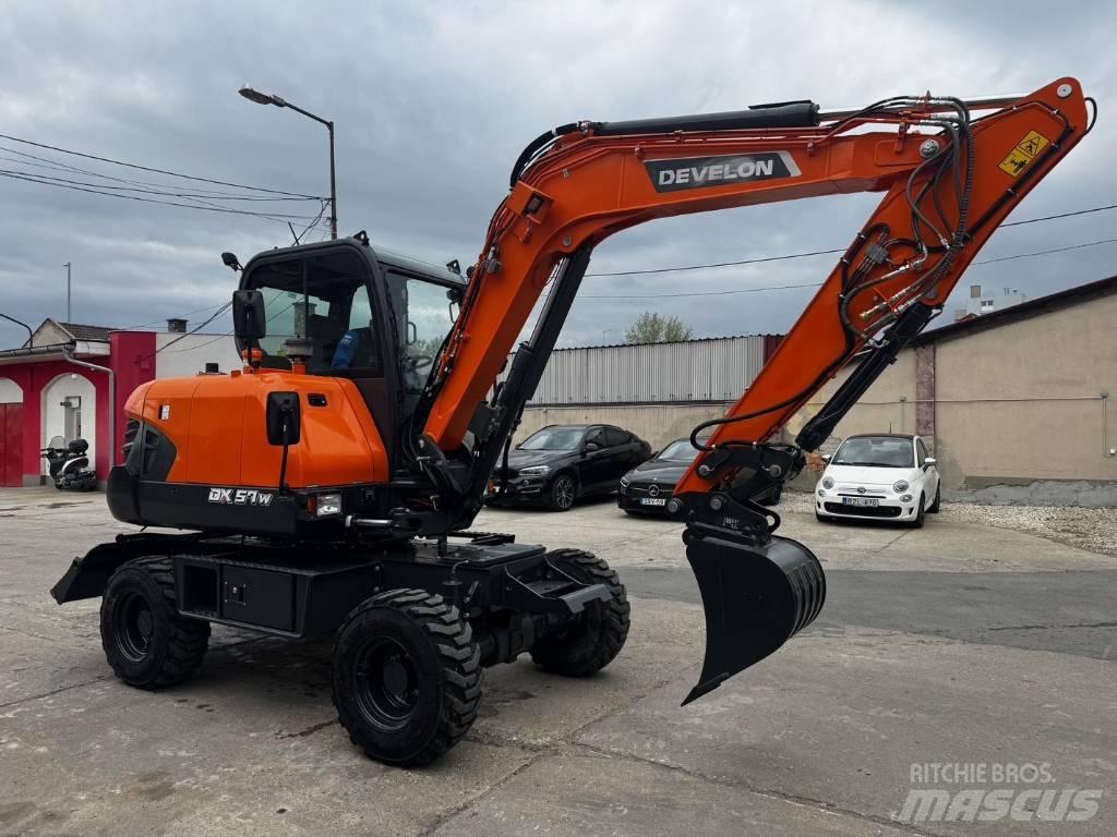 Develon DX 57 W-7 حفارات بعجل