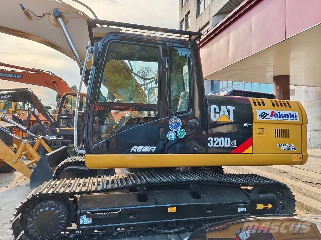 CAT 320 D2 L حفارات زحافة