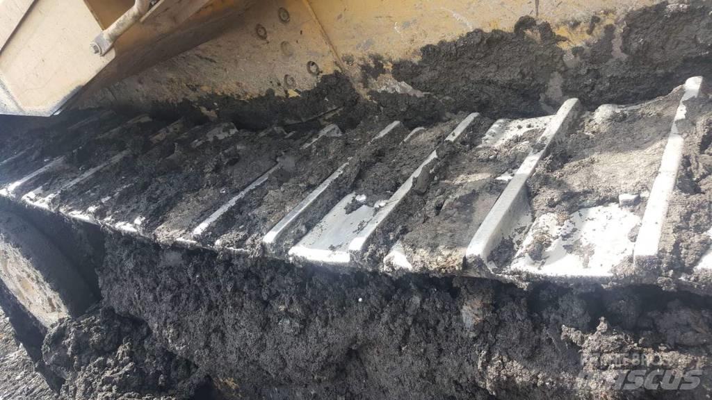 CAT D 9 R بلدوزرات مجنزرة
