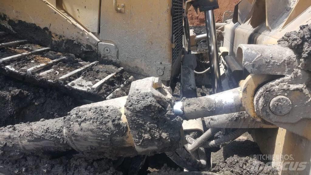 CAT D 9 R بلدوزرات مجنزرة