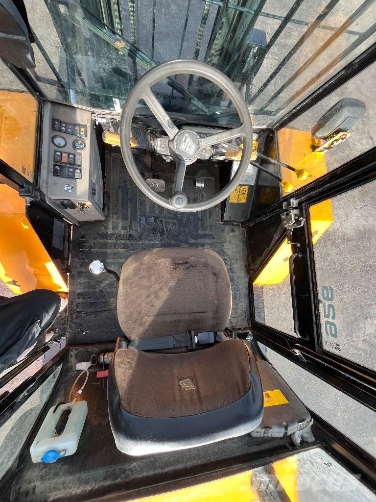 JCB 926 RTFL شاحنات الطرق الوعرة