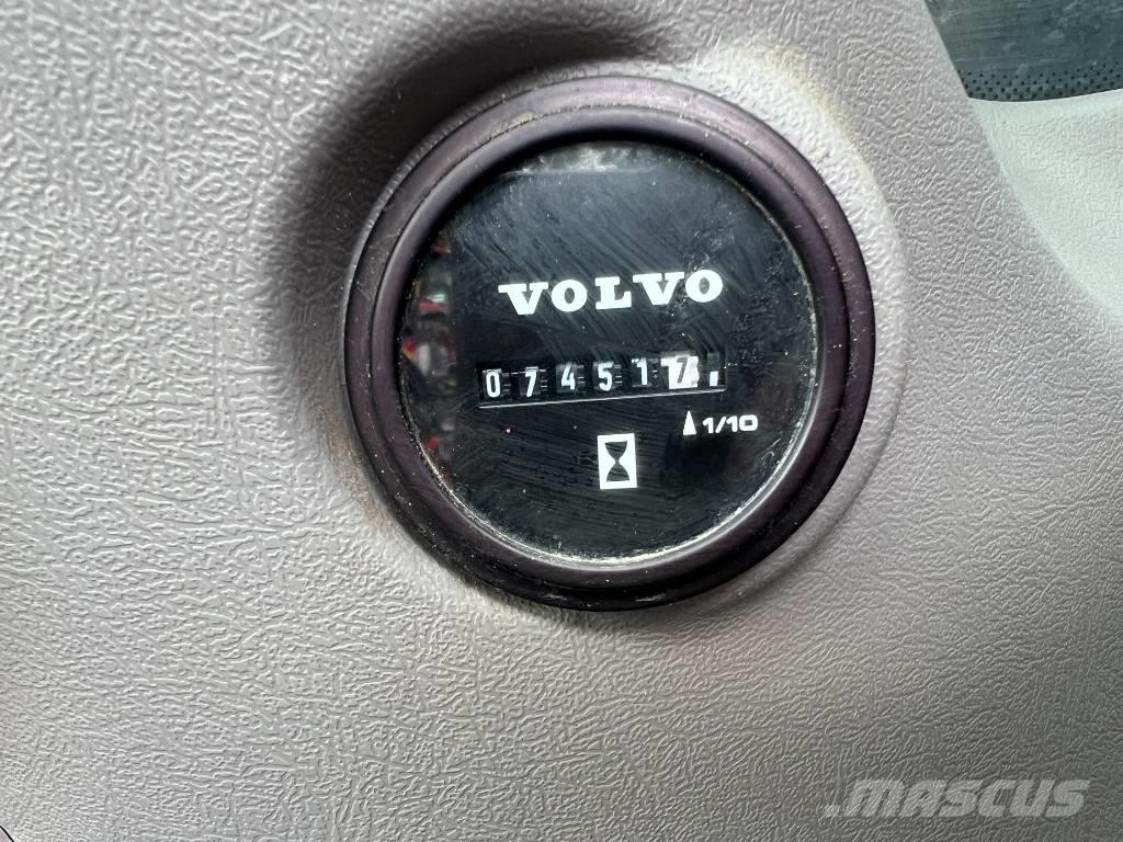 Volvo EC 200 E حفارات زحافة