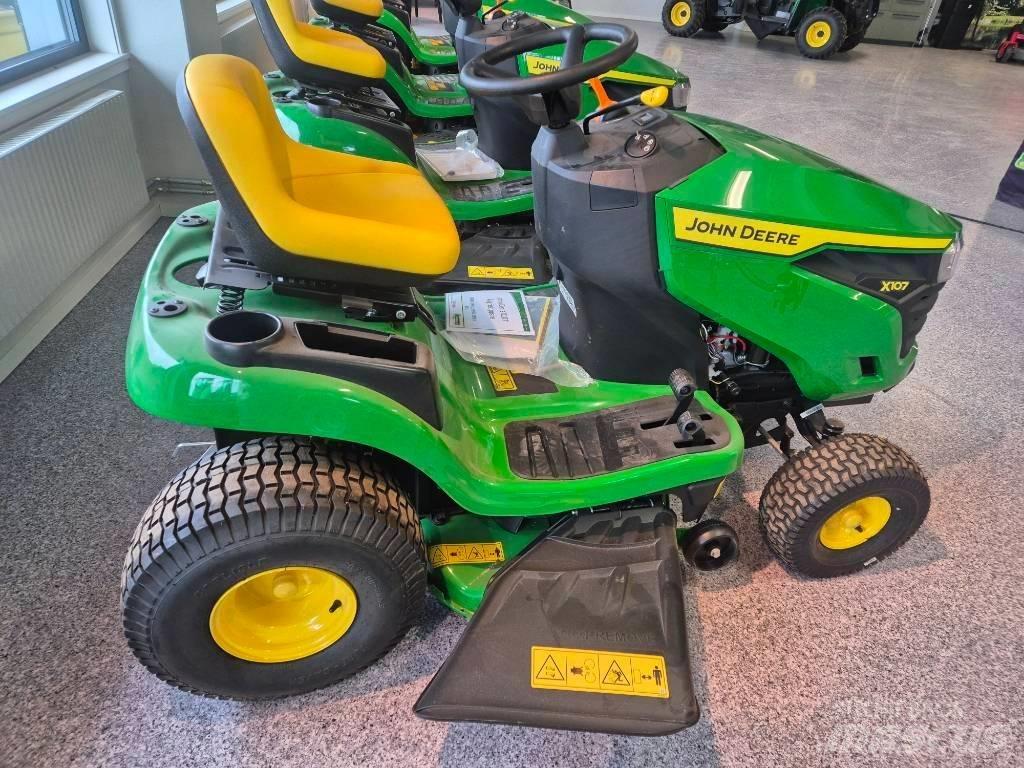 John Deere X 107 ركوب الحشائش