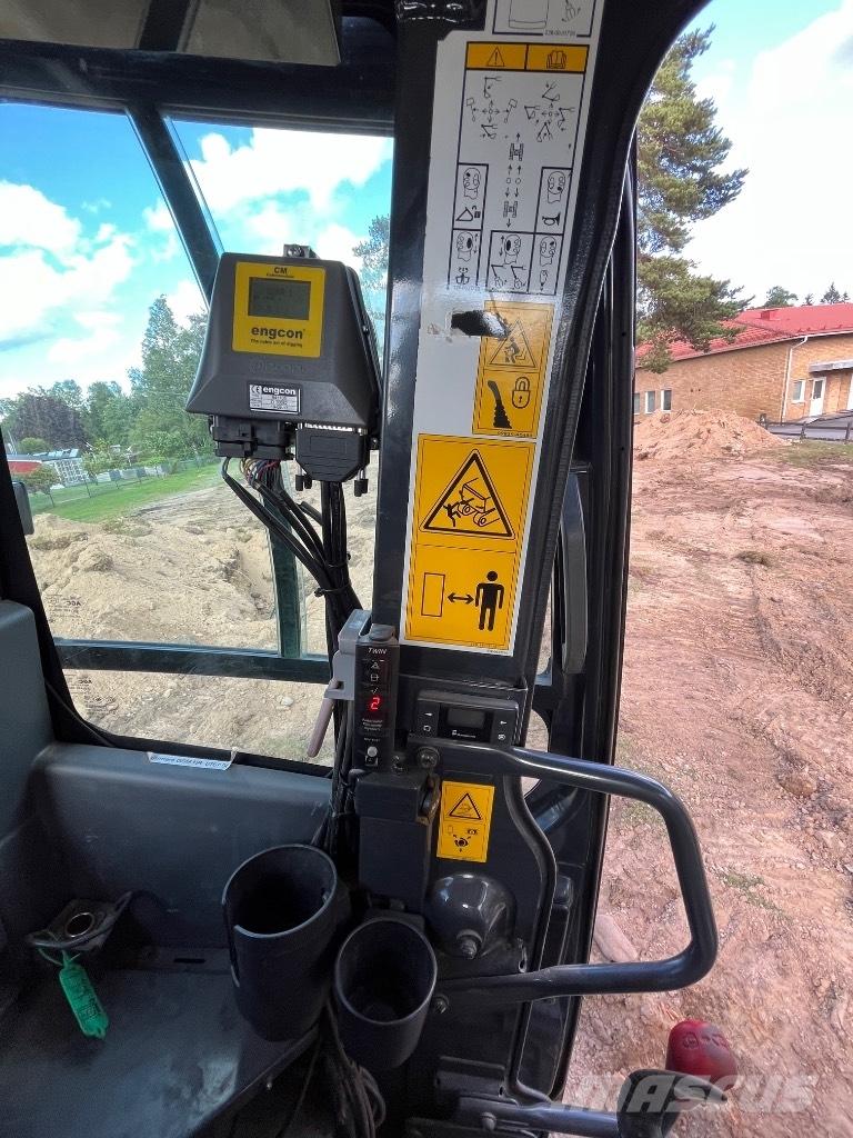 Komatsu PC138US-11 حفارات زحافة