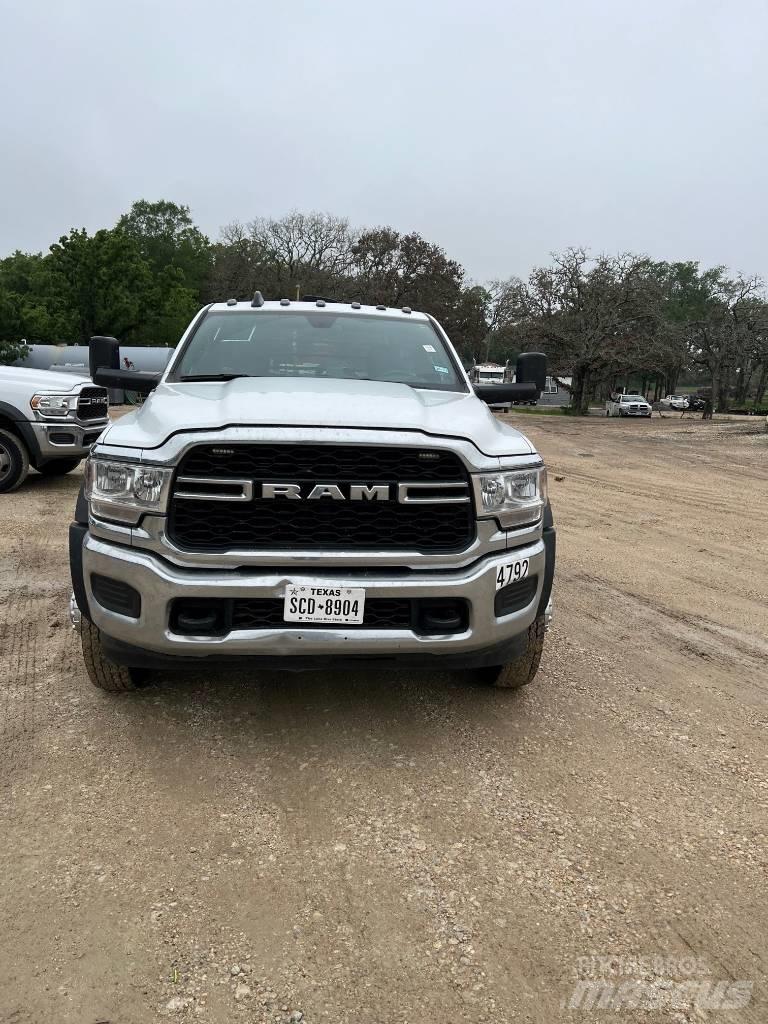 RAM 5500 شاحنات مسطحة/مفصلية الجوانب