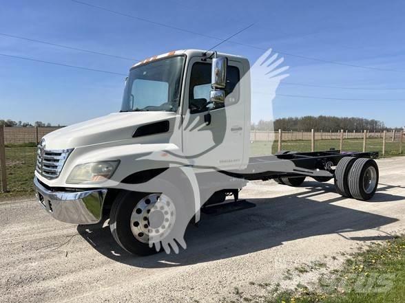Hino 238 شاحنات بمقصورة وهيكل