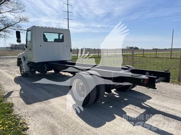 Hino 238 شاحنات بمقصورة وهيكل