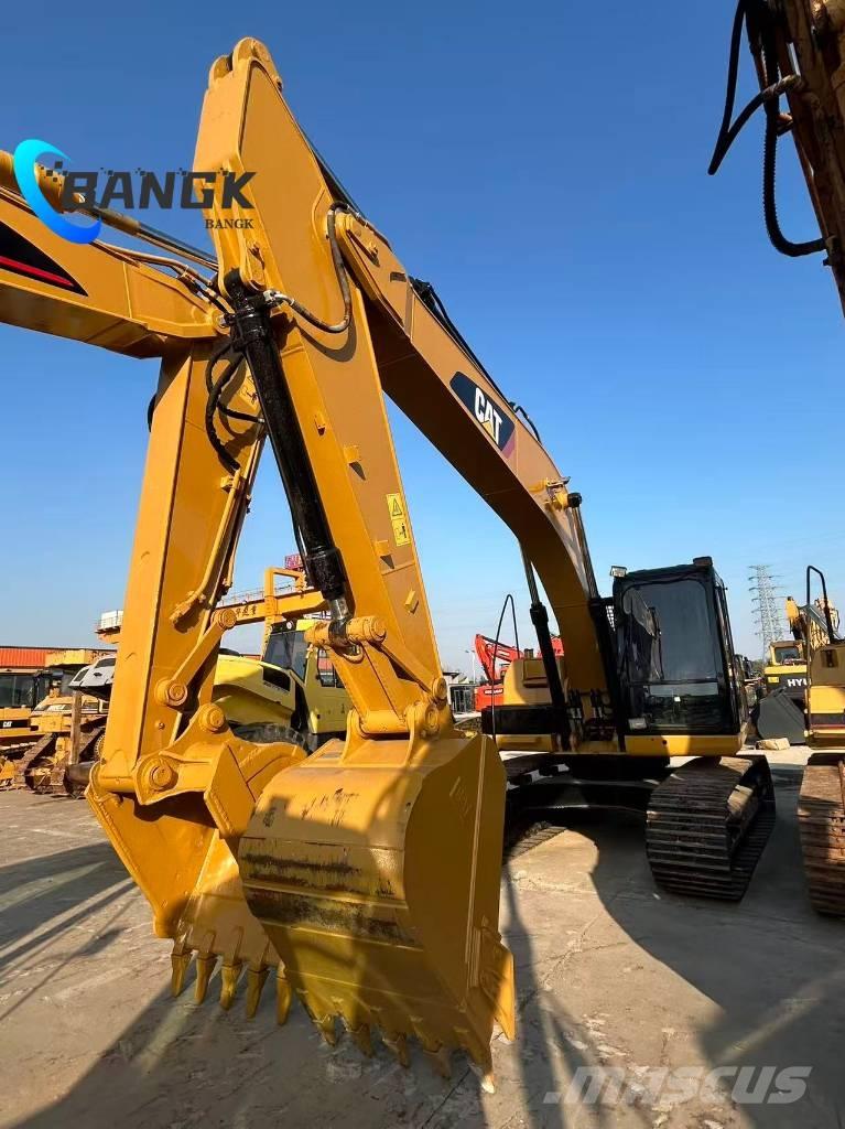 CAT 320 D حفارات زحافة