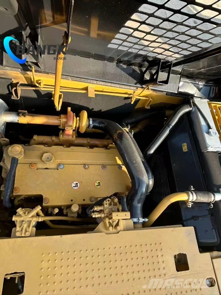 CAT 320 D حفارات زحافة