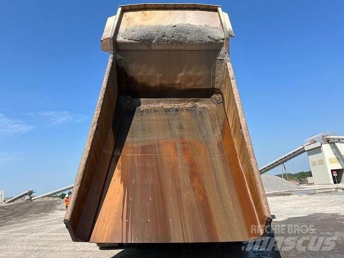 CAT 775F Rebuilt عربات نقل قلابة للمواقع
