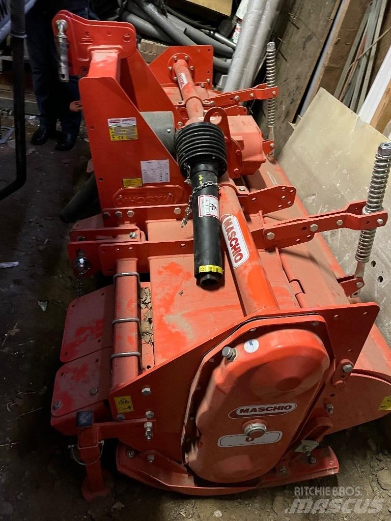 Maschio U 205 الكاسحات وقلابات التربة ذات المحركات