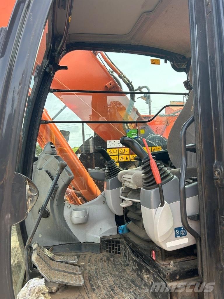 Hitachi ZX225 USLC-6 حفارات زحافة