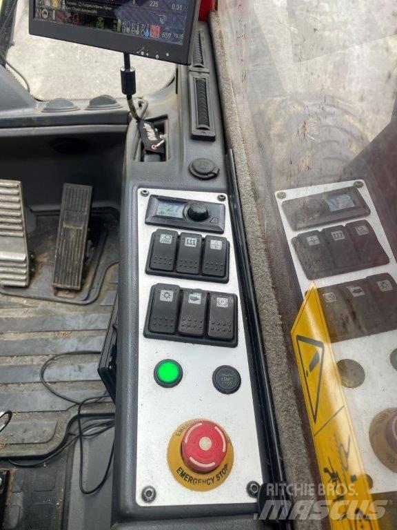 Komatsu 931 XC حصادات