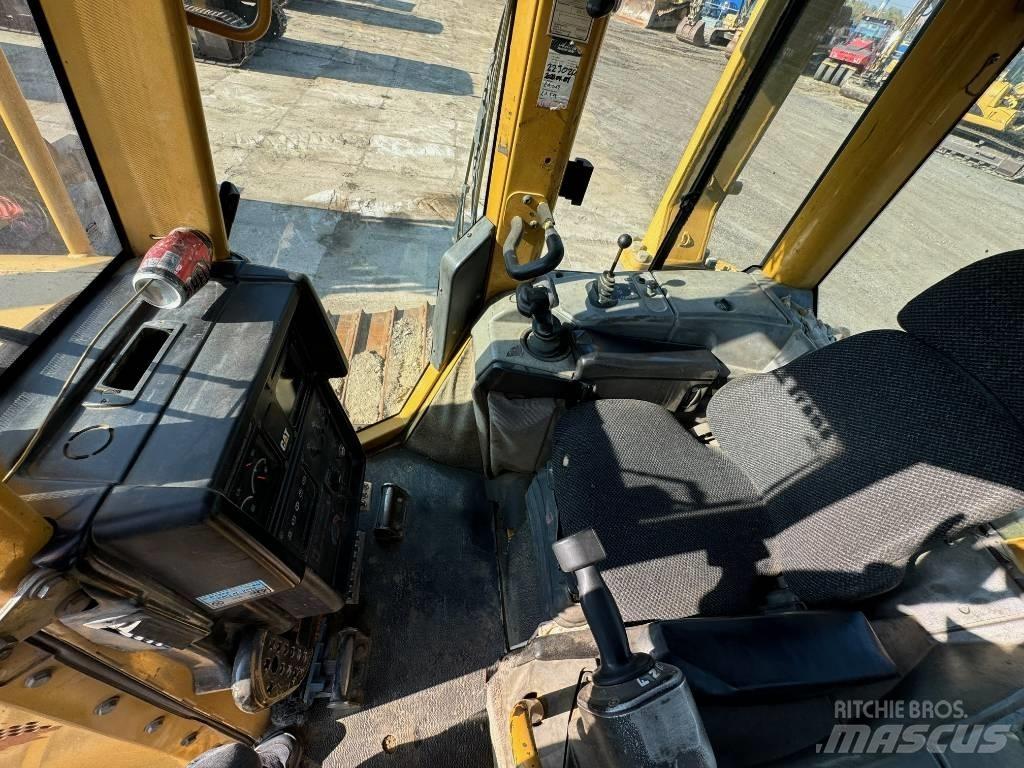 CAT D 6 N LGP بلدوزرات مجنزرة