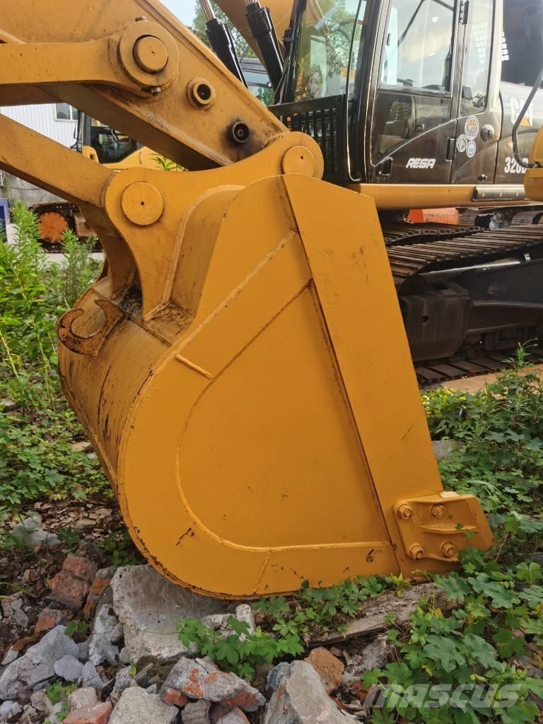 Komatsu PC 220-7 حفارات زحافة