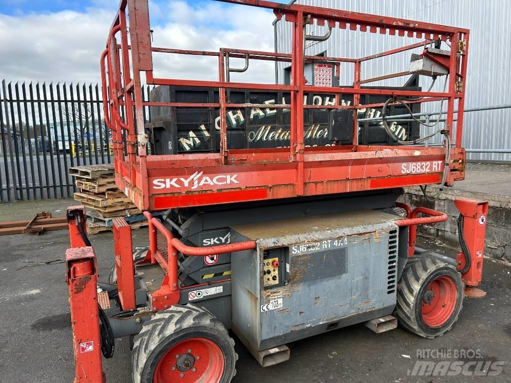SkyJack SJ 6832 RT رافعات مقصية الشكل