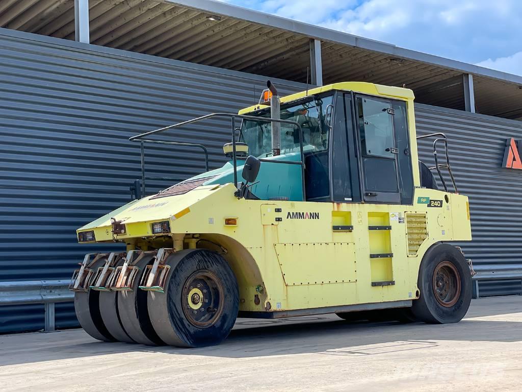 Ammann AP 240 مداحل ذات إطارات هوائية