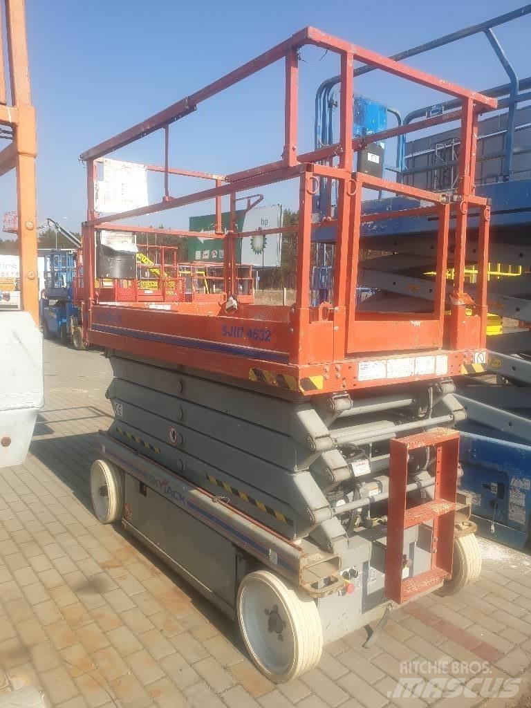 SkyJack SJ III 4632 رافعات مقصية الشكل