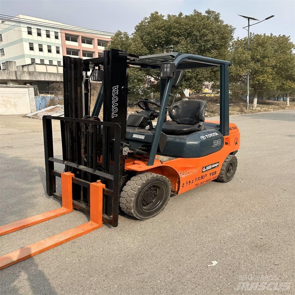 Toyota 02-7 FD F 30 شاحنات الديزل