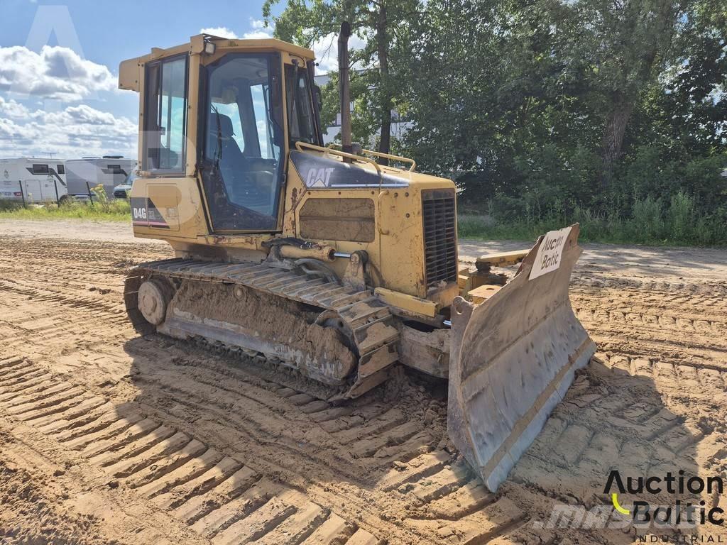 CAT D 4 G بلدوزرات مجنزرة
