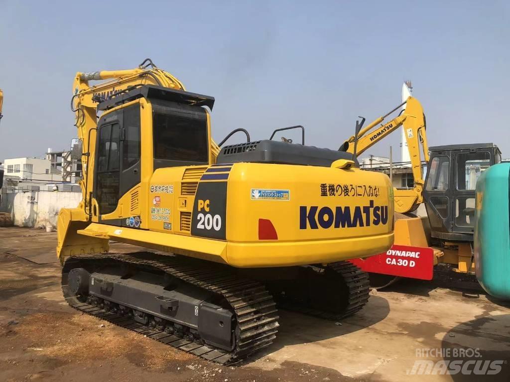 Komatsu PC 220-8 حفارات زحافة