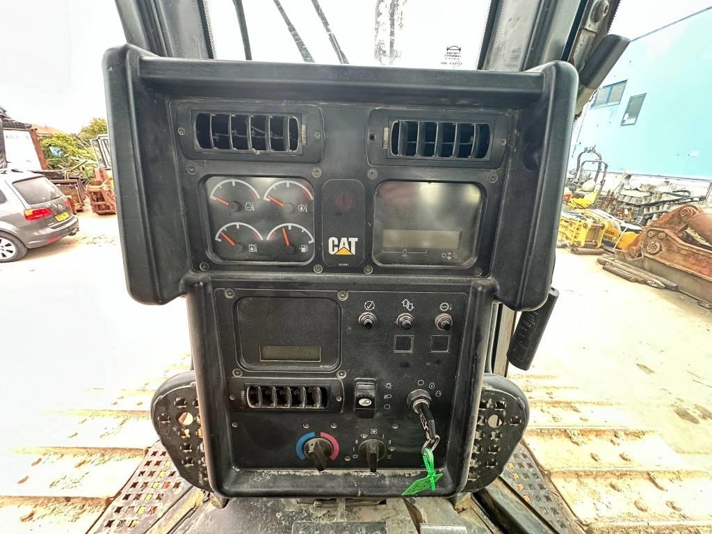 CAT D 6 N LGP بلدوزرات مجنزرة