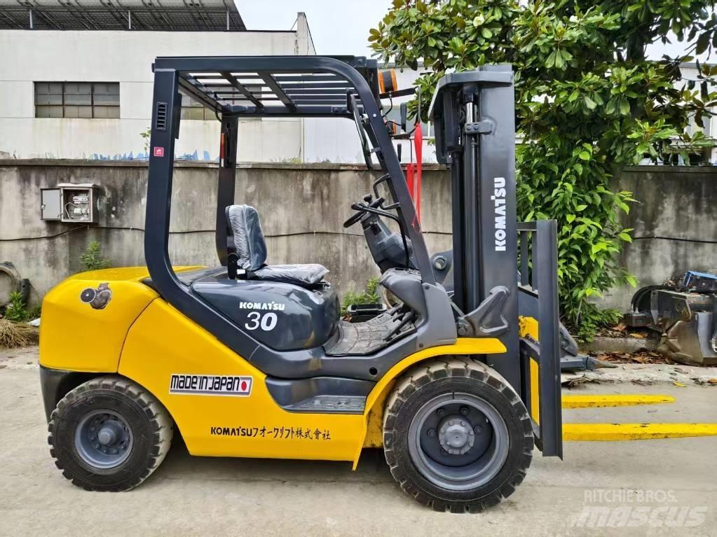 Komatsu FD 30 T-17 شاحنات الديزل