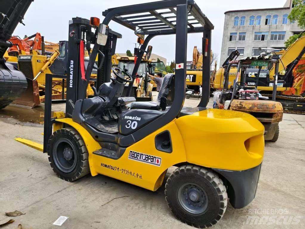 Komatsu FD 30 T-17 شاحنات الديزل